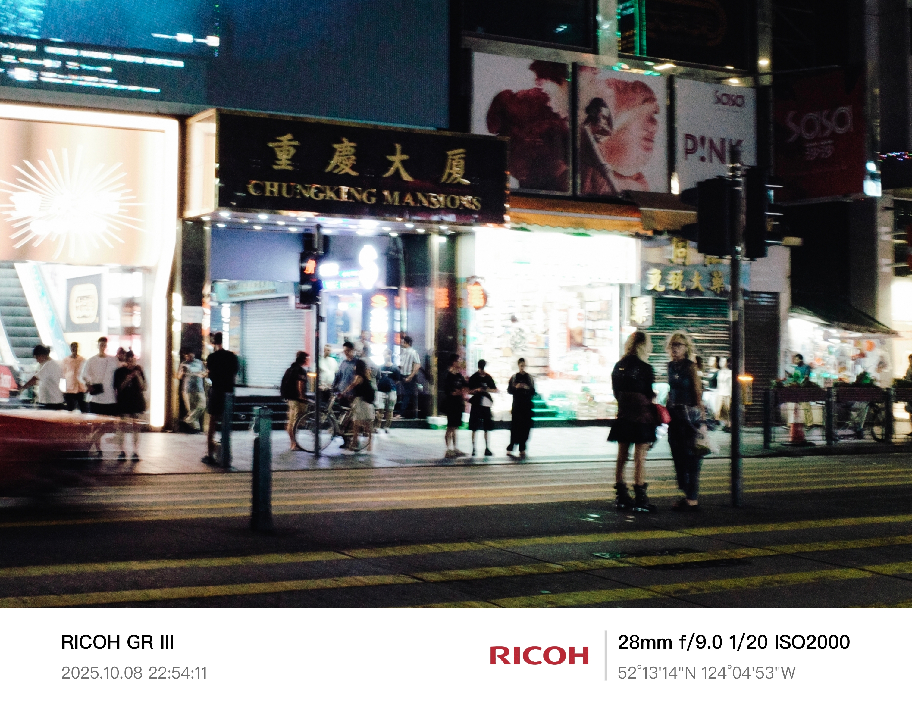 2025 - City in Motion - HK
《夜行重慶》
拍摄于香港尖沙咀的重慶大廈。霓虹灯与街灯交织的夜色中，行人与车辆在光影之间穿梭。
照片以纪实的视角凝固城市的流动瞬间：人群、喧嚣与孤独共存，陌生与熟悉并行。
作者运用低速快门与高感光的颗粒感，重现了都市夜的微醺与模糊。
这是一个关于都市孤独与人间温度的瞬间。